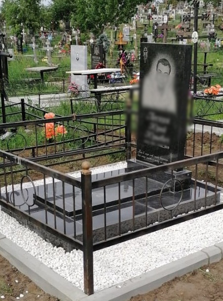 Гранитный памятник.